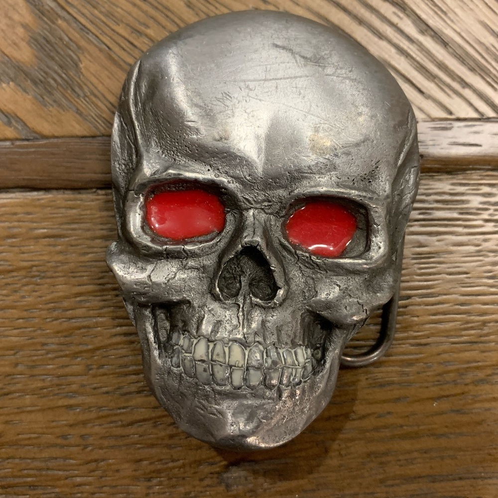 Skull belt buckle with enamel